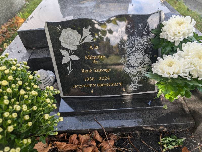 Plaque in memoriam avec coordonnées GPS - pompes funèbres Lemonnier